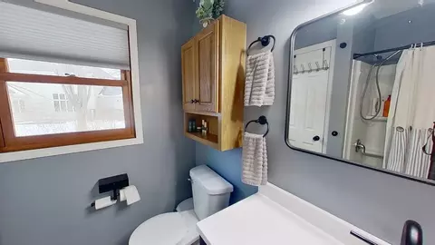 Bath - 1114 Bruce Cir, Marshall, MN 56258 photo 3 of 4