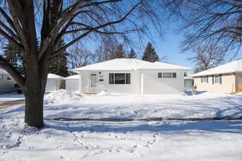 2007 6th St S, Moorhead, MN 56560