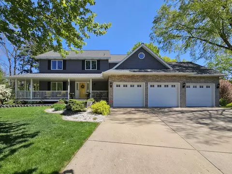 1295 Velvetleaf Ln, Lino Lakes, MN 55038