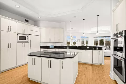 Kitchen - 560 Marshall St, Duluth, MN 55803 photo 3 of 5