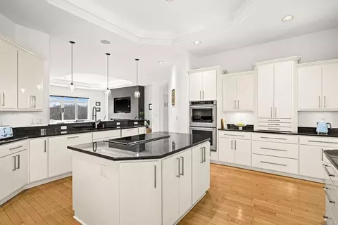 Kitchen - 560 Marshall St, Duluth, MN 55803 photo 4 of 5