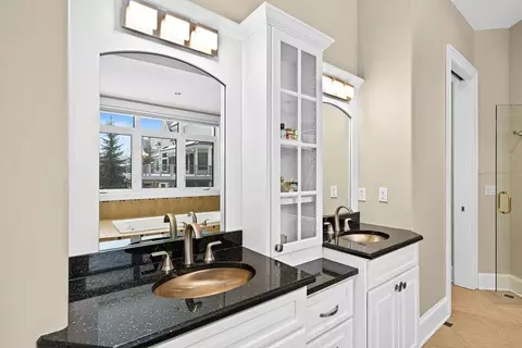 Bath - 560 Marshall St, Duluth, MN 55803 photo 4 of 8