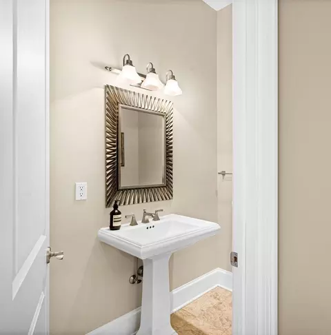 Bath - 560 Marshall St, Duluth, MN 55803 photo 5 of 8