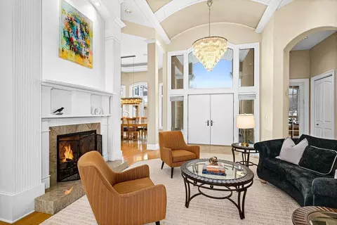 Living - 560 Marshall St, Duluth, MN 55803 photo 4 of 10