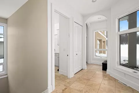 Entry Way - 560 Marshall St, Duluth, MN 55803 photo 2 of 2