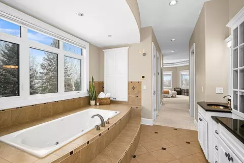Bath - 560 Marshall St, Duluth, MN 55803 photo 2 of 8