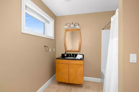 Bath - 560 Marshall St, Duluth, MN 55803 photo 6 of 8