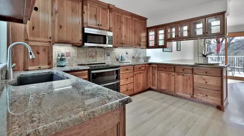 8276 Kingslee Rd, Bloomington, MN 55438
