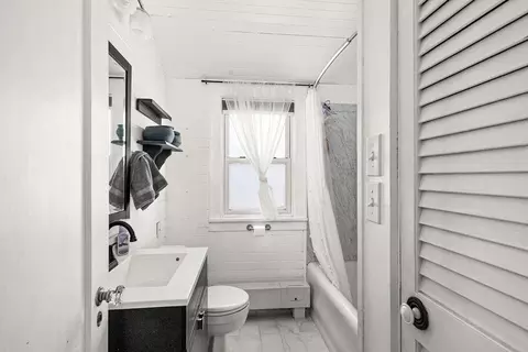 Bath - 312 N 40th Ave E, Duluth, MN 55804 photo 1 of 1