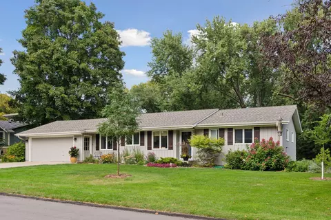 15760 Tonkawood Dr, Minnetonka, MN 55345