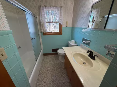 Bath - 307 Richway Dr E, Albert Lea, MN 56007 photo 1 of 3