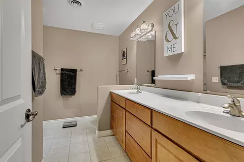 Bath - 2531 7th Ave SE, Willmar, MN 56201 photo 2 of 2