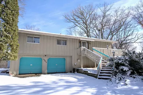 27015 Flintwood Cir, Wyoming, MN 55092
