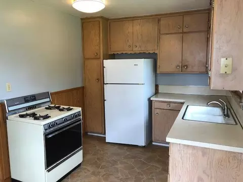 Kitchen - 115 E Niagara St, Duluth, MN 55811 photo 2 of 2