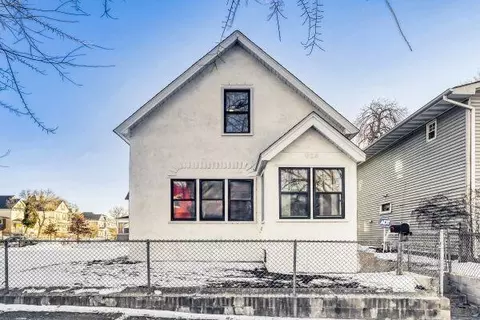 924 Farrington St, Saint Paul, MN 55117