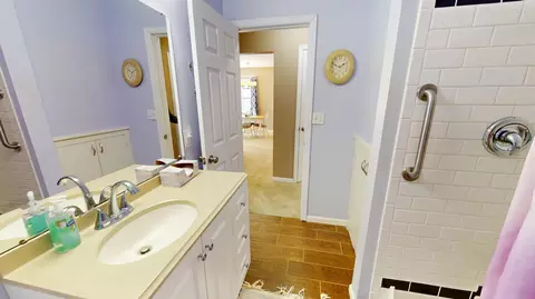 Bath - 1409 Circle Dr, Albert Lea, MN 56007 photo 2 of 3