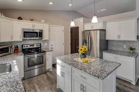 Kitchen - 6185 Fairfax Ct, Baxter, MN 56425 photo 2 of 2