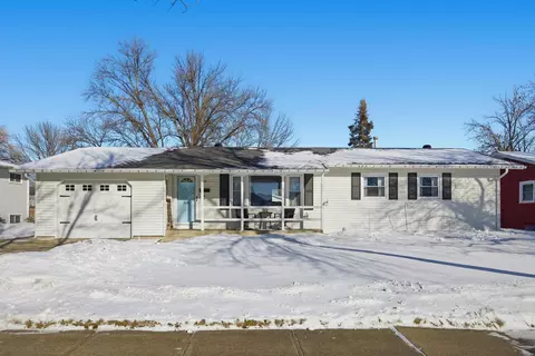 518 Birch Ln, Moorhead, MN 56560