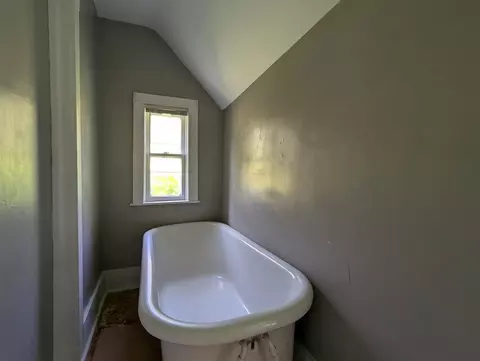 Bath - 417 W 5th St, Duluth, MN 55806 photo 3 of 4