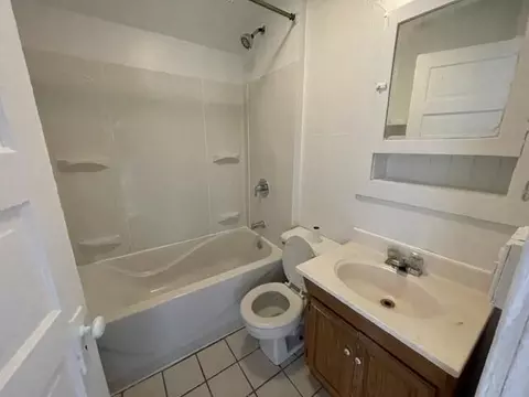 Bath - 609-611 N 4th Ave E, Duluth, MN 55805 photo 1 of 1
