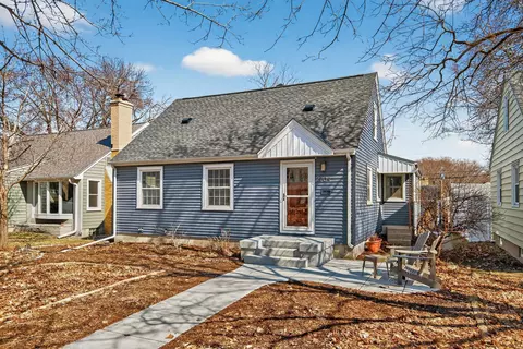 2704 Zenith Ave N, Robbinsdale, MN 55422