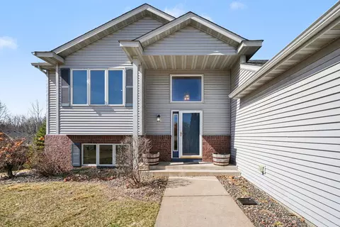29602 Shoreview Cir, Lindstrom, MN 55045