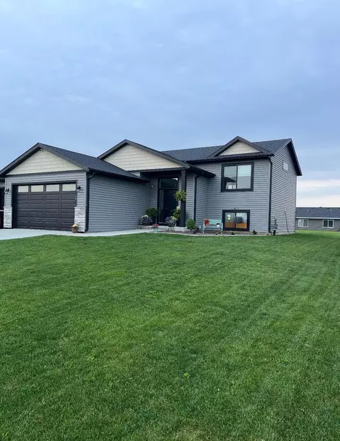 Exterior - 888 7th Ave, Wanamingo, MN 55983 photo 2 of 3