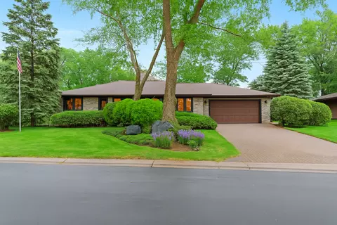 1267 Nursery Hill Ln, Arden Hills, MN 55112