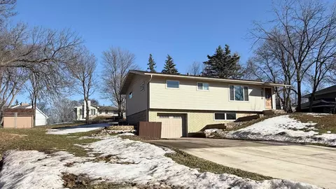 6826 Berkshire Ln N, Maple Grove, MN 55311