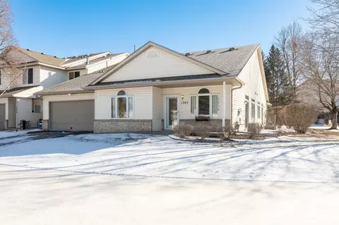 1242 Crystal Pl E, Chaska, MN 55318