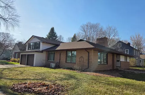 624 10th St SW, Willmar, MN 56201