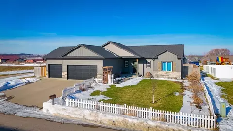 337 6th St SE, Dover, MN 55929