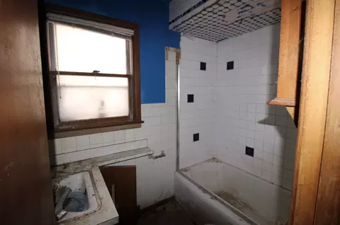 Bath - 2869 Exeter St, Duluth, MN 55806 photo 1 of 3