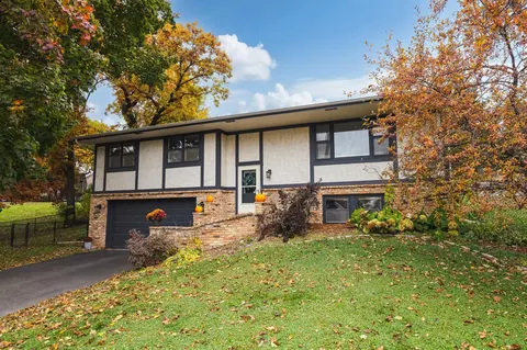 2610 Medicine Ridge Rd, Plymouth, MN 55441