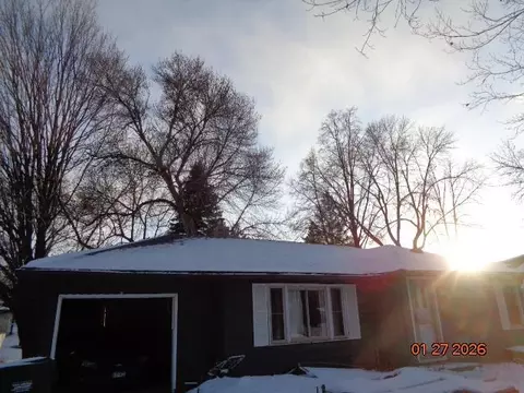 676 Madson Ave SW, Hutchinson, MN 55350