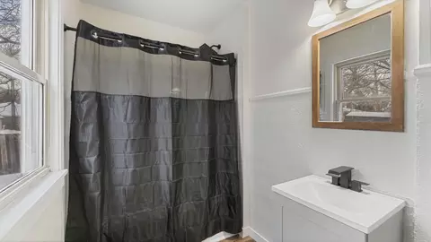 Bath - 417 Becker Ave SE, Willmar, MN 56201 photo 2 of 2