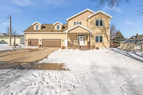 219 E 9th St, Blue Earth, MN 56013