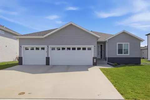 3724 49th St S, Fargo, ND 58104