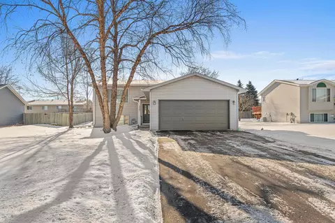 326 Braeburn Dr, Shakopee, MN 55379