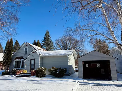 602 Main Ave N, Roseau, MN 56751