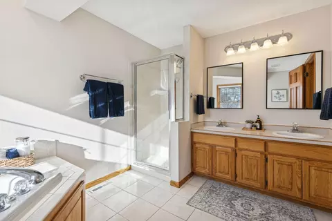 Bath - 4133 Countryview Dr, Eagan, MN 55123 photo 4 of 6