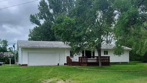 216 1st St SE, Gwinner, ND 58040