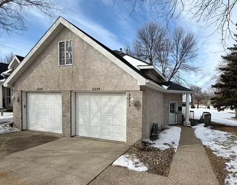 2208 10th Ave SE, Willmar, MN 56201