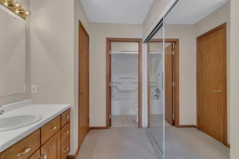 Bath - 2208 10th Ave SE, Willmar, MN 56201 photo 1 of 4