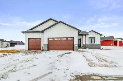1153 45th Ave S, Moorhead, MN 56560