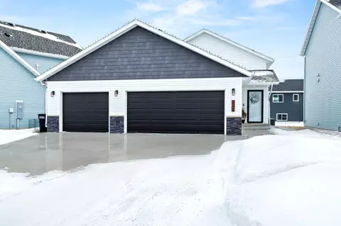 1011 Barnes Dr W, West Fargo, ND 58078