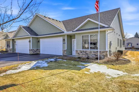 698 Bibeau Ct, Vadnais Heights, MN 55127
