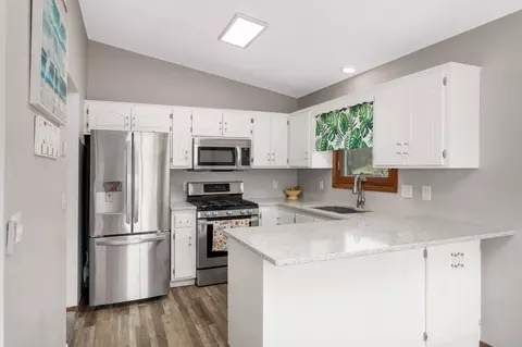 Kitchen - 13360 Wellington Cir, Champlin, MN 55316 photo 2 of 5