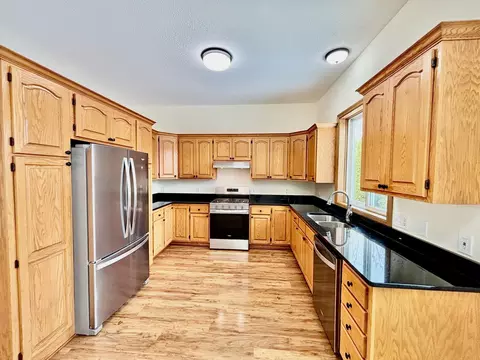 7550 31st St N, Oakdale, MN 55128