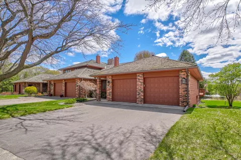 20 Anemone Cir, North Oaks, MN 55127